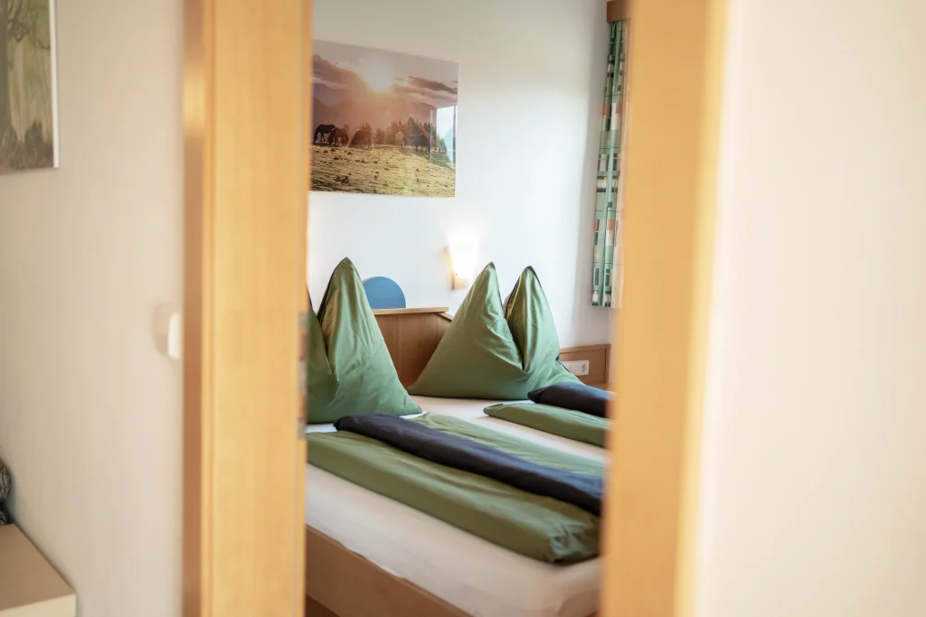 hauser hof nassfeld family appartement schlafzimmer detail blick innen