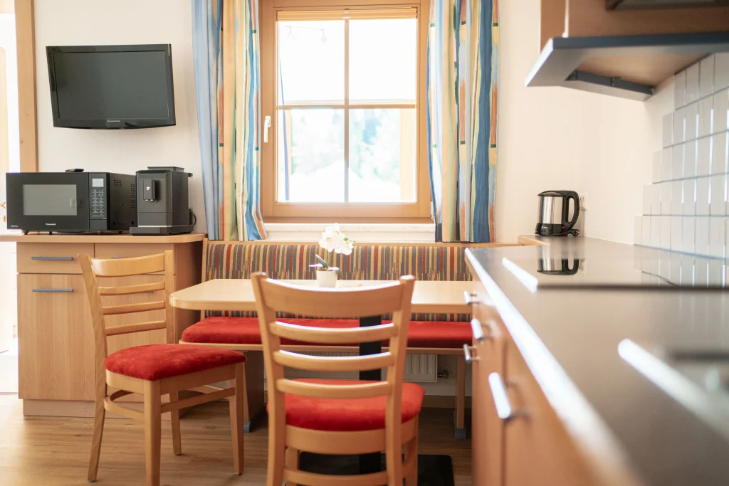 hauser hof nassfeld family appartement schlafzimmer kueche 3